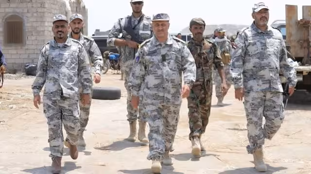 رئيس مصلحة خفر السواحل اليمن فريق صناعة زورق بحري محلياً