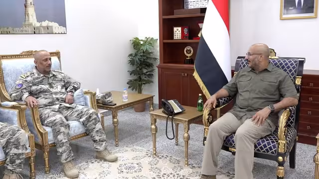 طارق صالح يناقش تعزيز الأمن البحري اليمني مع رئيس خفر السواحل