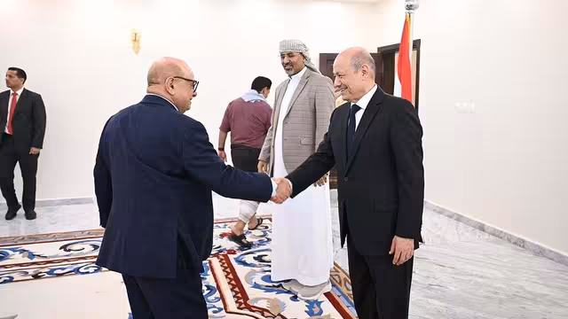 عدن: الرئيس العليمي ونائبه الزبيدي يؤديان صلاة الأضحى ويستقبلان المهنئين