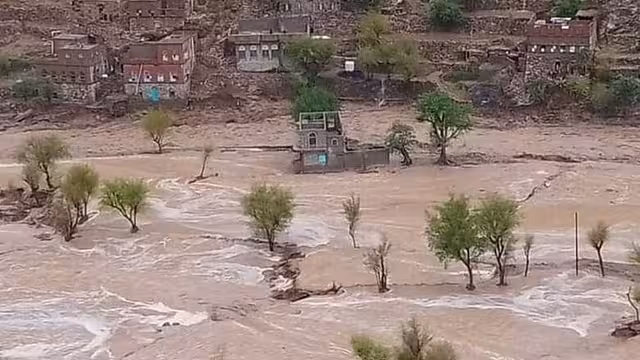 طارق صالح يطلع على أضرار السيول في مقبنة ويوجه بإغاثة المنكوبين