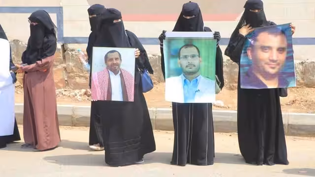 مأرب: وقفة احتجاجية تطالب بوقف عبث الحوثيين بالقضاء وترهيب المختطفين