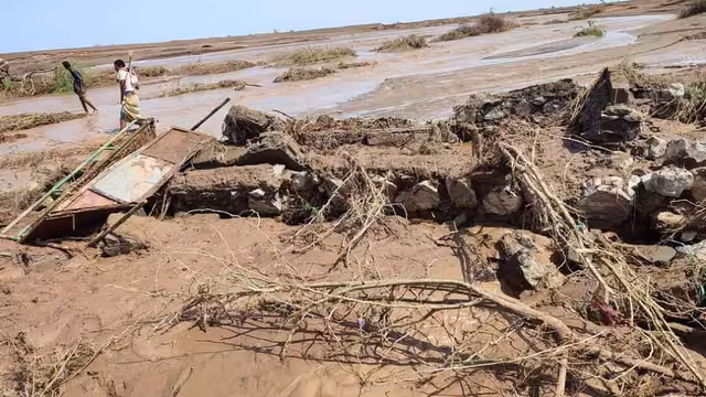 ميون: وفاة وفقدان 35 شخصاً جراء السيول في 3 محافظات