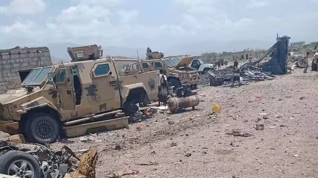 أبين: 16 شهيداً و18 جريحاً بتفجير إرهابي استهدف ثكنة عسكرية