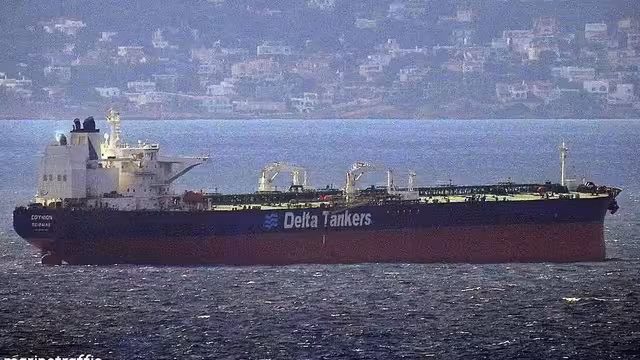بريطانيا: هجوم حوثي ينذر بكارثة بيئية على سواحل اليمن