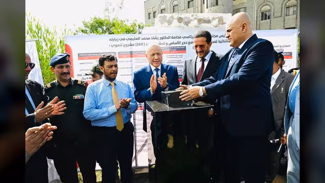 الرئيس العليمي يدشن عدداً من المشاريع الإنمائية في تعز