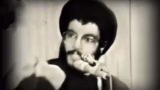 شاهد.. فيديو حسن نصر الله يعلن الولاء لإيران وأنصاره يرددون الصرخة