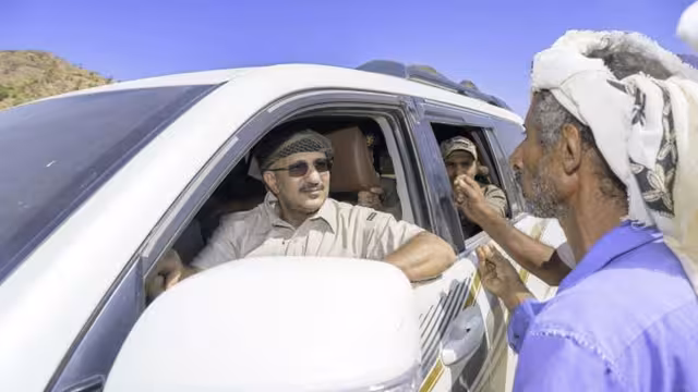 الساحل الغربي: طارق صالح يتفقد مشاريع طرق رئيسية ويحث على سرعة إنجازها
