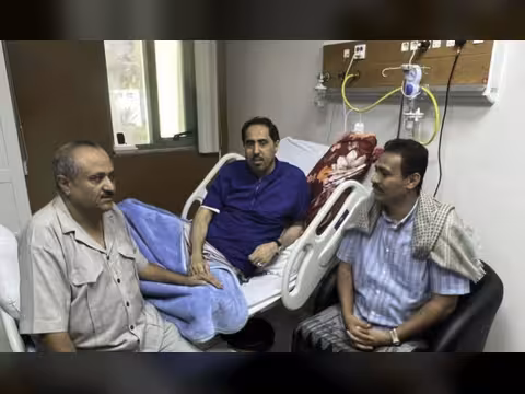 رئيس دائرة الشباب بالمكتب السياسي يطمئن على صحة وزير الرياضة