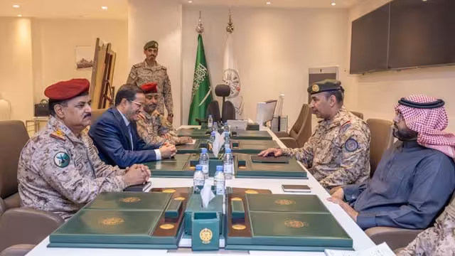 قائد التحالف يلتقي عثمان مجلي ووزير الدفاع ورئيس الأركان في اليمن