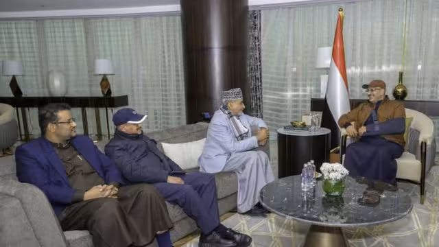 طارق صالح يناقش المستجدات مع الفريق الصبيحي ومحافظ البنك المركزي