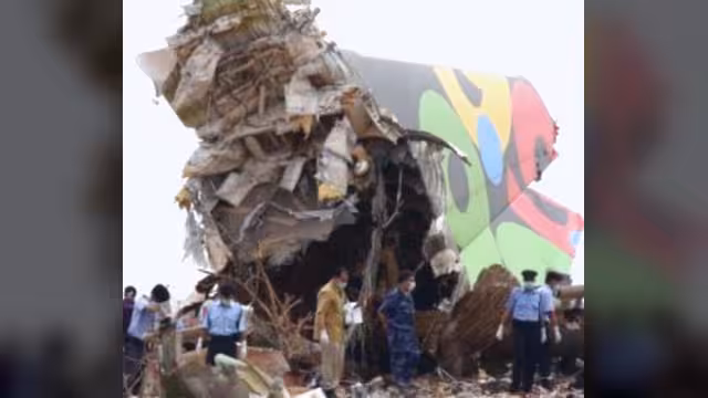مصرع 103 ونجاة طفل بتحطم طائرة ليبية
