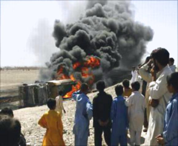 طالبان تهاجم قاعدة للناتو شرق أفغانستات وبتريوس يتوقع قتالاً ضارياً