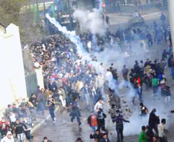 صالح يطمئن على مبارك باتصال هاتفي ويوجه بنقل اليمنيين من مصر