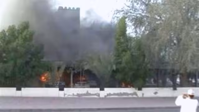 عمانيون يغلقون طرقا احتجاجاً على مقتل ستة
