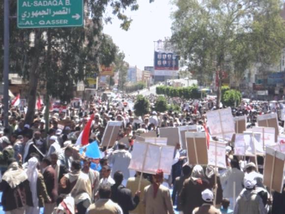 عشرات الالاف يتظاهرون تاييدا للرئيس في ميدان التحرير بصنعاء