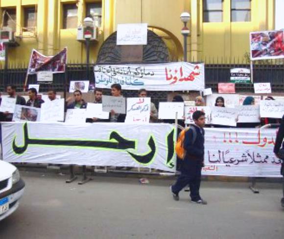 وقفة احتجاجية صامتة أمام سفارة اليمن في القاهرة