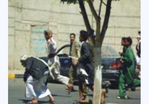 المؤتمر يشكل لجاناً شعبية في الأحياء ويوزع عليها الأسلحة