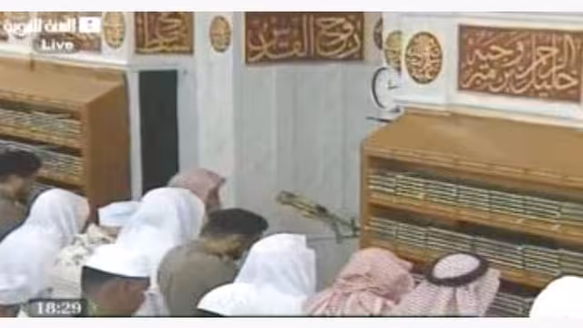 امام المسجد النبوي يقطع صلاة المغرب لمدة دقيقة  (فيديو)