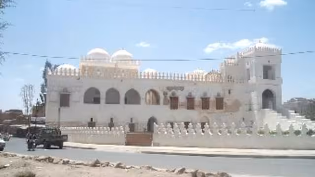 بقيادة الذهب .. مسلحو القاعدة يقتحمون مركزي رداع ويطلقون سراح السجناء