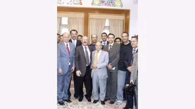 صورة تذكارية للرئيس صالح قبل مغادرته مع المشير هادي وآخرين
