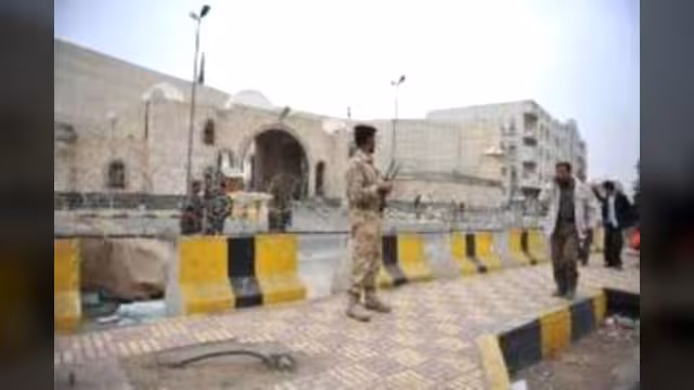 مسلحون يهاجمون منزل هادي وحراسه ويحرقون السيارة والفرقة تلقي القبض على المهاجمين