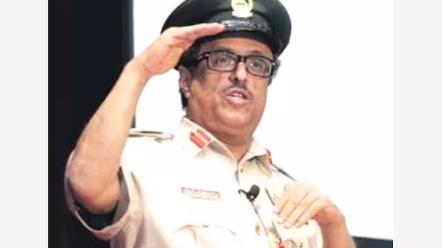 ضاحي خلفان يتحدى مشاعر المصريين ويصف مبارك بالبطل