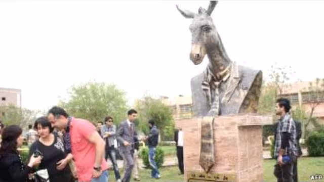 حزب الحمير في كردستان يدشن تمثالا لرمزه