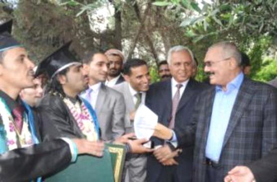 طلاب الاعلام يمنعون العميد من دخول الكلية بسبب تكريمه صالح باسم الكلية