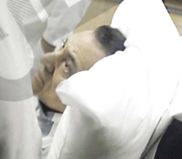 حكاية الليلة الأولى لمبارك في سجن طرة بعد الحكم بالمؤبد