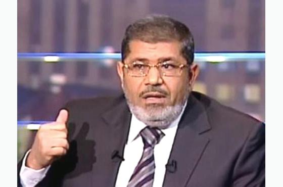 مرسي: النظام السابق يريد العودة من الشباك.. وشفيق: الإخوان ينفذون حملة ضدي