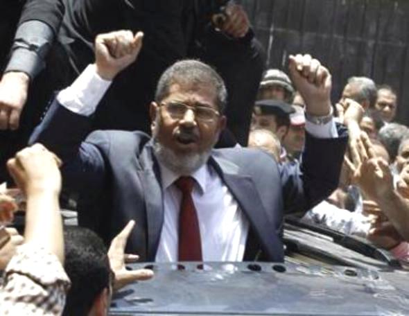 قوات الحرس الجمهوري تنتشر بمحيط منزل مرسي والاحتفالات مستمرة