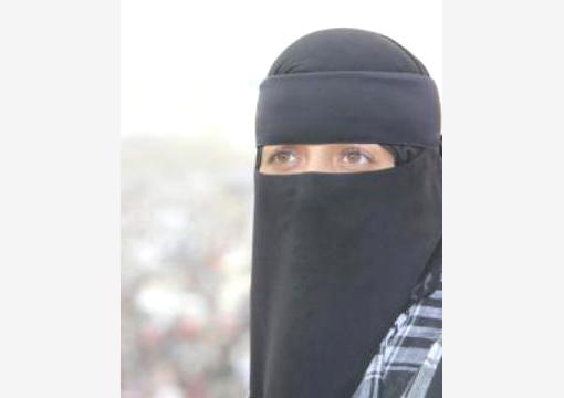 مصورة الثورة وسرطان الإصلاح.. المستقبل لمن؟