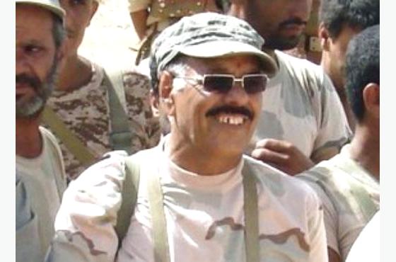 علي محسن يتقدم جنود الفرقة لإطفاء حرائق الانفجار