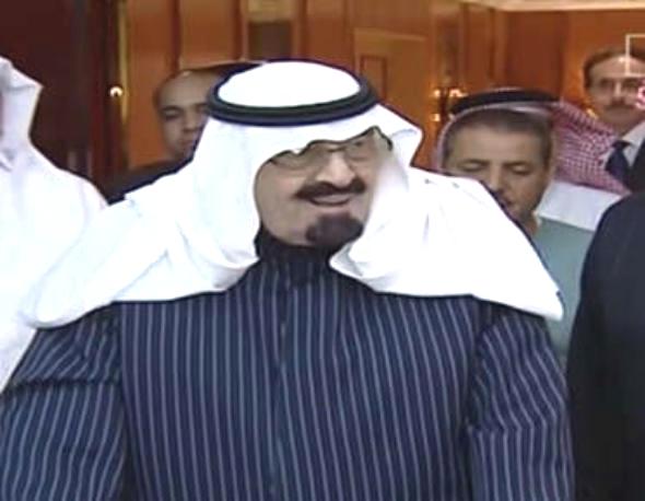 الملك عبدالله يغادر المستشفى بعد إجراء عملية جراحية (فيديو)
