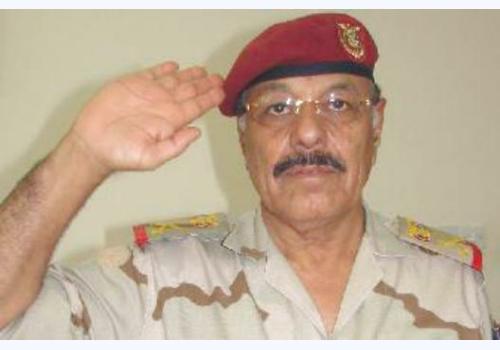 اللواء علي محسن يعلن تأييده الكامل لقرارات الرئيس هادي بإعادة تشكيل الجيش