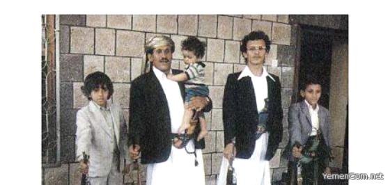 صورة نادرة ليحيى وطارق وعمار ومحمد أبناء محمد عبدالله صالح مع أبيهم