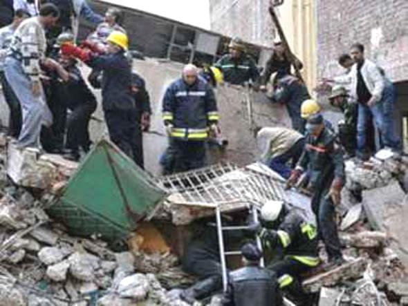 مصر: 28 قتيلاً في انهيار مبنى سكني بالإسكندرية من 12 طابقاً