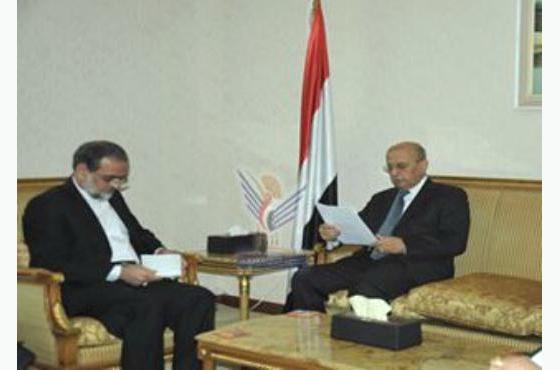 وزير الخارجية اليمني يلتقي السفير الإيراني ويطلب توضيحاً حول شحنة المتفجرات