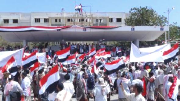 الصور الأولية لوصول الحشود للاحتفال بمهرجان الثورة في ساحة العروض