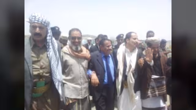 محافظ البيضاء يدشن المساعدات الغذائية والإيوائية لنازحي البيضاء