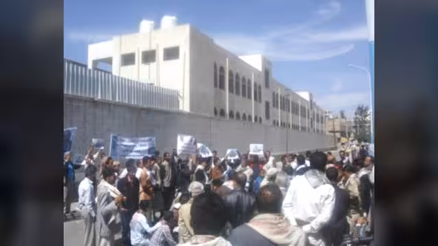 ناشطون في الاشتراكي ينادون بتحرير الجنوب من تعز ويهتفون ضد الإصلاح