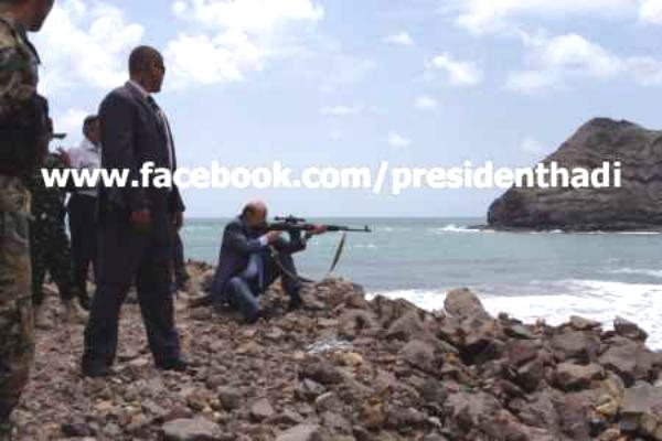 صورة للرئيس عبدربه منصور هادي وهو يمارس الرماية في عدن