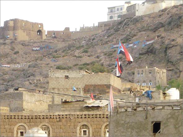 الحراك الجنوبي المطالب بالانفصال يسيطر على مديريات في محافظتين يمنيتين ويستبدل النشيد الوطني