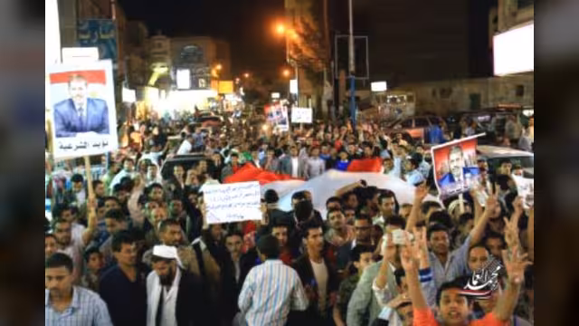 مسيرة  إلى السفارة المصرية بصنعاء تأييداً لمرسي ورفضاً للانقلاب العسكري