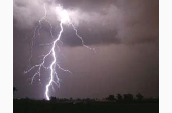 صاعقة رعدية تودي بحياة شخص وتصيب 13 بمديرية بني الحارث بصنعاء