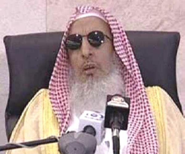مفتي المملكة ينتقد استغلال المعقبين للعمالة الراغبة بالتصحيح مؤكدا أن أموالهم حرام وسحت