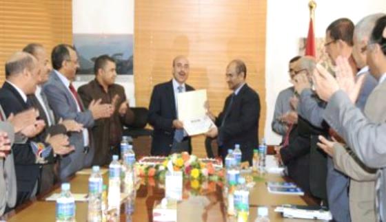 وزارة التخطيط تكرم وزير الاشغال العامة لدروه في تنفيذ المشاريع المتعثرة