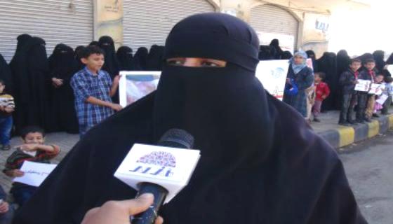 وقفه احتجاجية لنساء وأطفال اليمن امام منزل الرئيس هادي تضامنا مع أهالي دماج