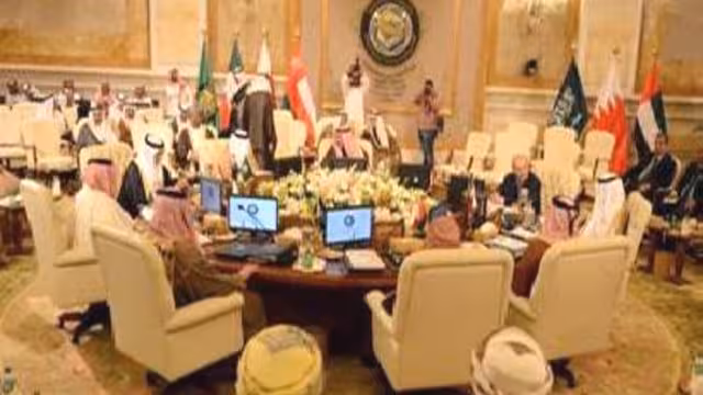 القربي يطالب بتعيين مبعوث خليجي لمتابعة تنفيذ المبادرة في اليمن
