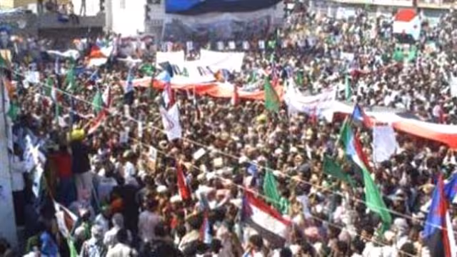 الآلاف من أنصار الحراك يحيون ذكرى الجلاء في عدن وفعالية تشيد ب(خدمات فكتوريا)